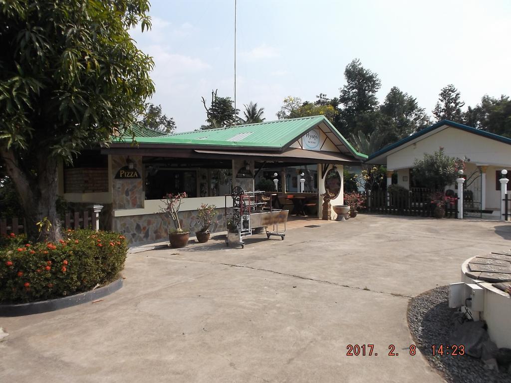 Ryans Resort Prasat Extérieur photo